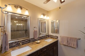 Combined shower/tub, hair dryer, towels