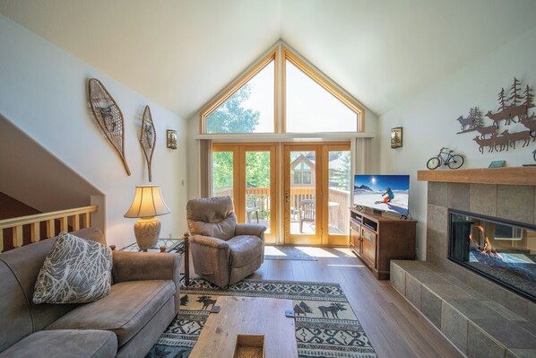 TV, fireplace - Renovated condo with private laundry (Keystone)