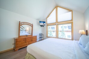 2 bedrooms, iron/ironing board, WiFi, bed sheets - Snake River Retreat | Updated/Balcony/Summer Fun (Keystone)