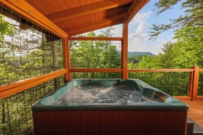 Outdoor spa tub