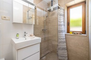 Een haardroger, handdoeken, toiletpapier