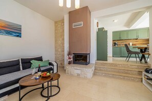 TV, fireplace