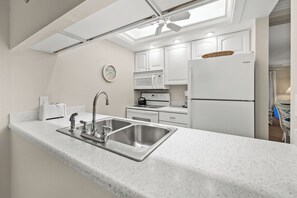 Køleskab, mikrobølgeovn, ovn, kogeplade