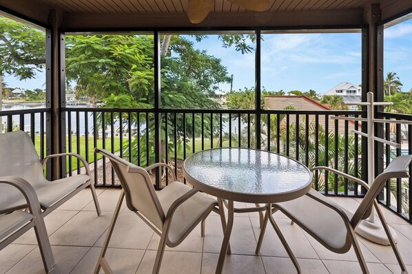 Outdoor dining - Cozy Waterfront Dock View 1 bed, 1 bath at Sanibel Moorings #1442 (Sanibel)