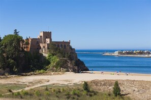 Una spiaggia nelle vicinanze