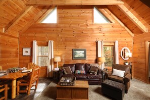 TV, fireplace, DVD player, ping pong - Private, Hot Tub, Mtn View, FREE Amenities, 5 miles from Pigeon Forge!! (Sevierville)