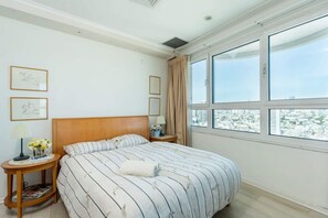 1 chambre, fer et planche à repasser