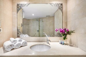 Combined shower/tub, hair dryer - Stylish Apt w Skyline View Balcony By Sea N' Rent (Tel Aviv-Yafo)