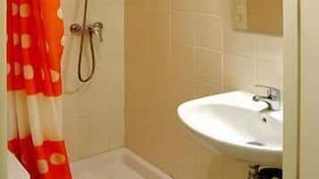 Een douche, een haardroger, handdoeken, zeep