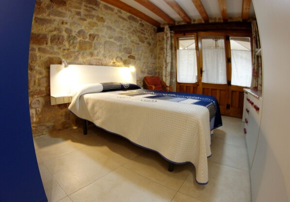 1 bedroom, desk, free WiFi, bed sheets