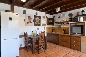 Refrigerador, microondas, horno y cafetera y tetera 