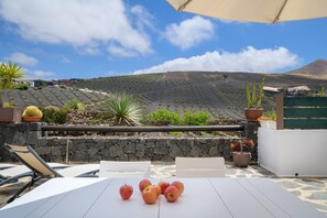 Outdoor dining - Casa Amaia II, rural escape within wineries Lanzarote (Masdache)