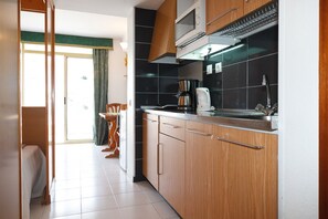 Fridge, microwave, coffee/tea maker, electric kettle - Sea Views Apartment · AirCon · Pool · UHC PACIFIC 197 (Salou)