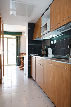 Een koelkast, een microgolfoven, een koffiezetapparaat/waterkoker