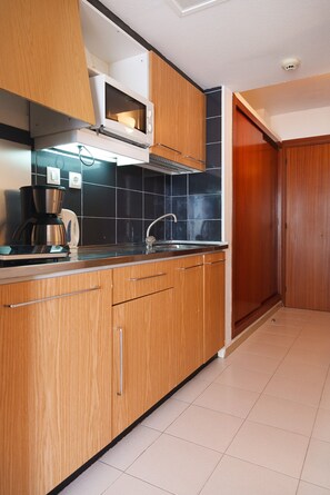 Fridge, microwave, coffee/tea maker, electric kettle - Sea Views Apartment · AirCon · Pool · UHC PACIFIC 197 (Salou)