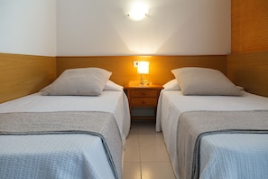 1 bedroom, iron/ironing board, bed sheets - Sea Views Apartment · AirCon · Pool · UHC PACIFIC 197 (Salou)