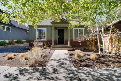 Aspen House- Sweet, Modern Downtown Cottage, 100+mbps Wifi, A/C, Walk Everywhere