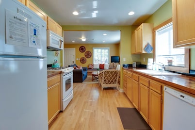 Aspen House- Sweet, Modern Downtown Cottage, 100+mbps Wifi, A/C, Walk Everywhere
