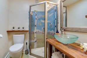 Hair dryer, towels - Aspen House- Sweet, Modern Downtown Cottage, 100+mbps Wifi, A/C, Walk Everywhere (Bend)