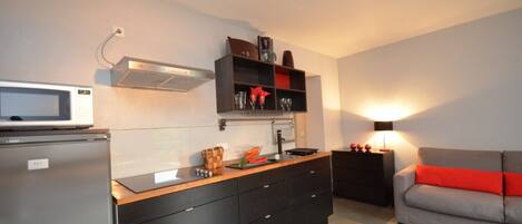 Jääkaappi, mikroaaltouuni, astianpesukone, kahvin-/teenkeitin