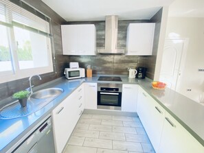 Kühlschrank, Mikrowelle, Ofen, Geschirrspüler