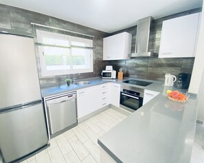 Réfrigérateur, micro-ondes, four, lave-vaisselle