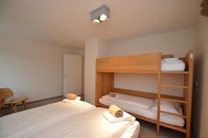 Tabla de planchar con plancha, wifi gratis y ropa de cama 
