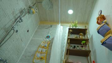 Baignoire, sĂšche-cheveux, serviettes fournies, shampoing