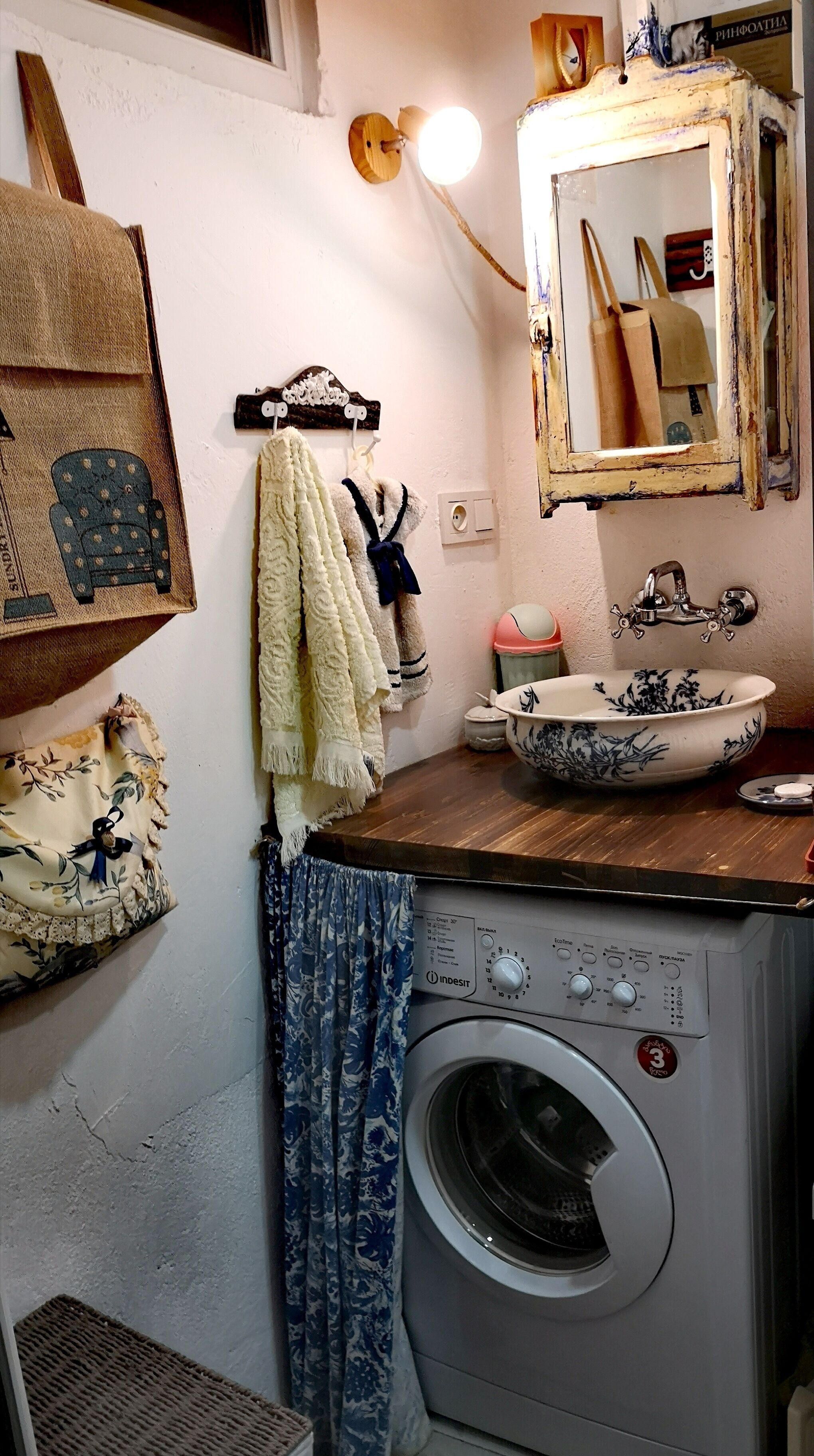 Bathtub, hair dryer, towels, shampoo