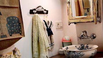 Bathtub, hair dryer, towels, shampoo