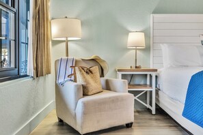 1 bedroom, desk, iron/ironing board, free WiFi - Pet Friendly Room Available at Hotel Just Steps from the Beach!** (Destin)