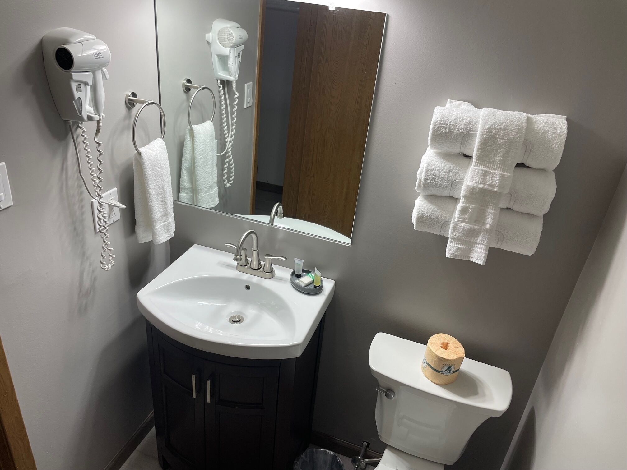 standard single room | bathroom | towels