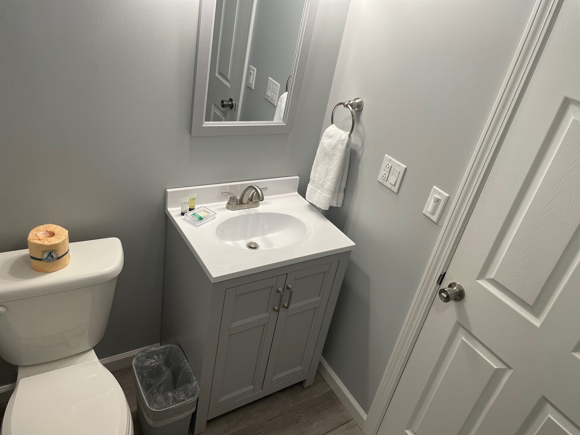 standard double room | bathroom | towels