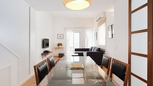 Dining - Stylish 1BR with Balcony — Steps to Beach & City (Tel Aviv-Yafo)