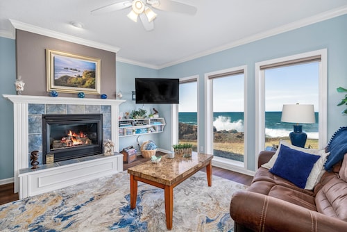 Promo! Beautiful Oceanfront Condo, Wifi, HDTV, DVD, Hot Tub and Indoor Pool!