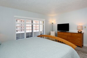 2 bedrooms, iron/ironing board, free WiFi, bed sheets - Beachfront condo on #1 Siesta Key/Crescent Beach. No streets to cross! (Sarasota)