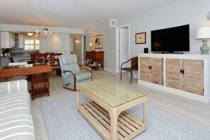 TV connectée, lecteur de DVD, livres, espaces bureaux