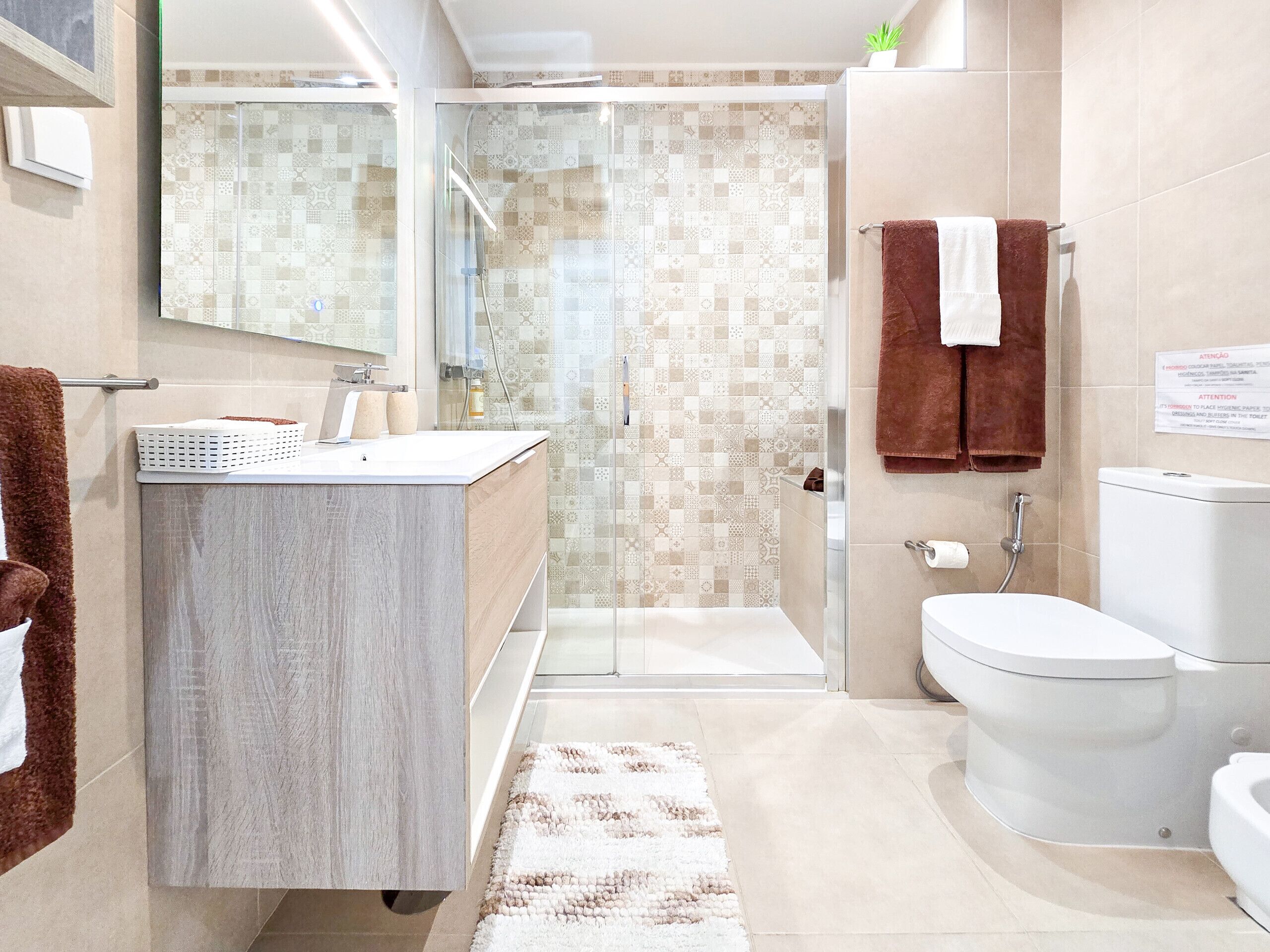Een douche, een haardroger, een bidet, handdoeken