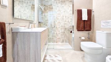 Een douche, een haardroger, een bidet, handdoeken