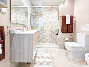 Shower, hair dryer, bidet, towels