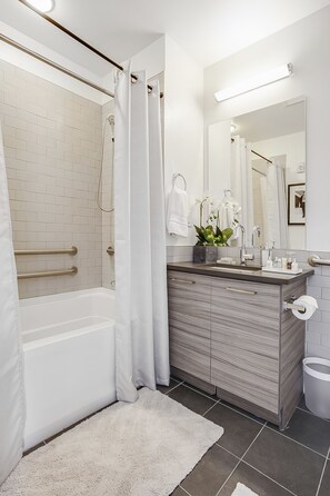 Shower, hair dryer, towels - Ponce City Market Studio · Heart of Atlanta · BeltLine (Atlanta)
