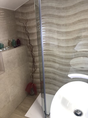 Douche, sèche-cheveux, serviettes fournies