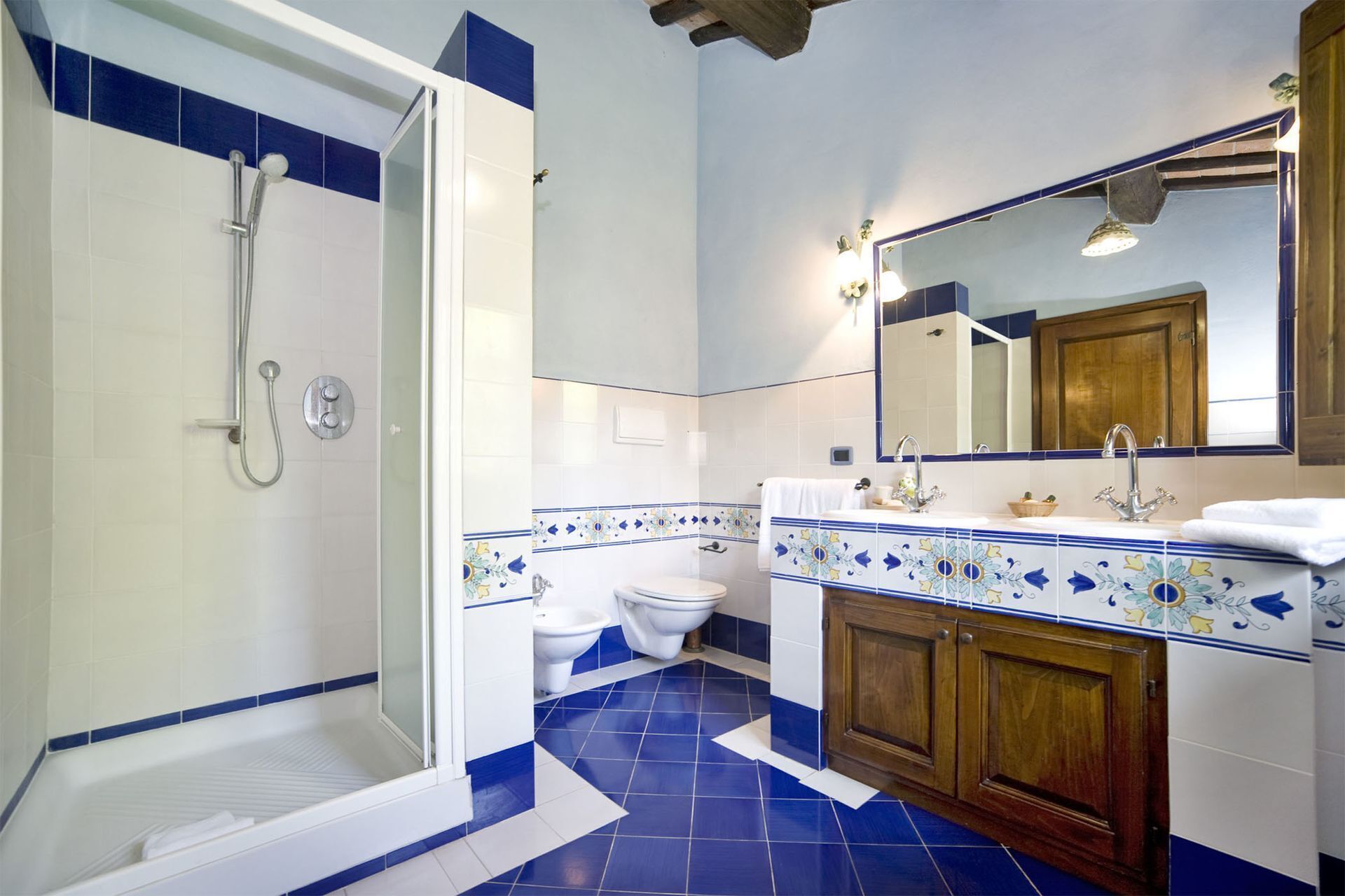 Baignoire, sèche-cheveux, bidet