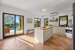 Een koelkast, een oven, een vaatwasser, een koffiezetapparaat/waterkoker