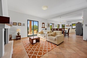 Televisie, een open haard en een dvd-speler