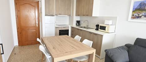 Kylskåp, mikrovågsugn, kaffe- och tebryggare och vattenkokare