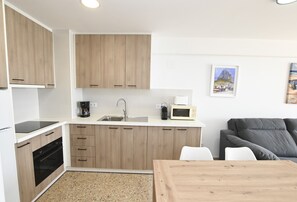 Kühlschrank, Mikrowelle, Wasserkocher mit Kaffee-/Teezubehör