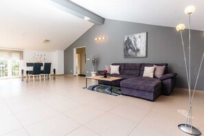 TV - Holiday house MEDITERAN with swimming pool (Vrh)