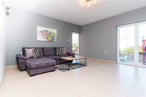 TV - Holiday house MEDITERAN with swimming pool (Vrh)