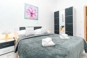 4 bedrooms, WiFi, bed sheets - Holiday house MEDITERAN with swimming pool (Vrh)